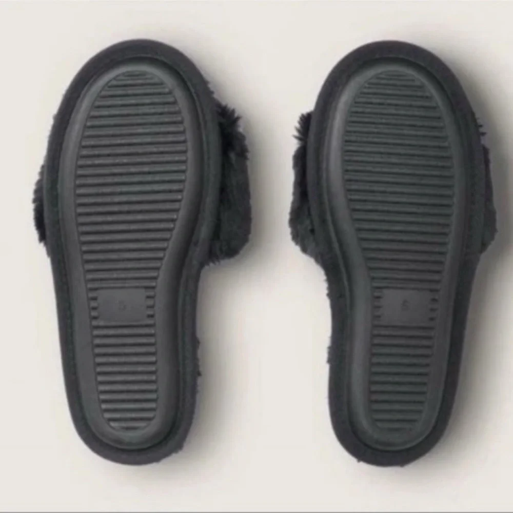 PINK VS FAUX FUR SLIPPERS - Picture 2 of 3